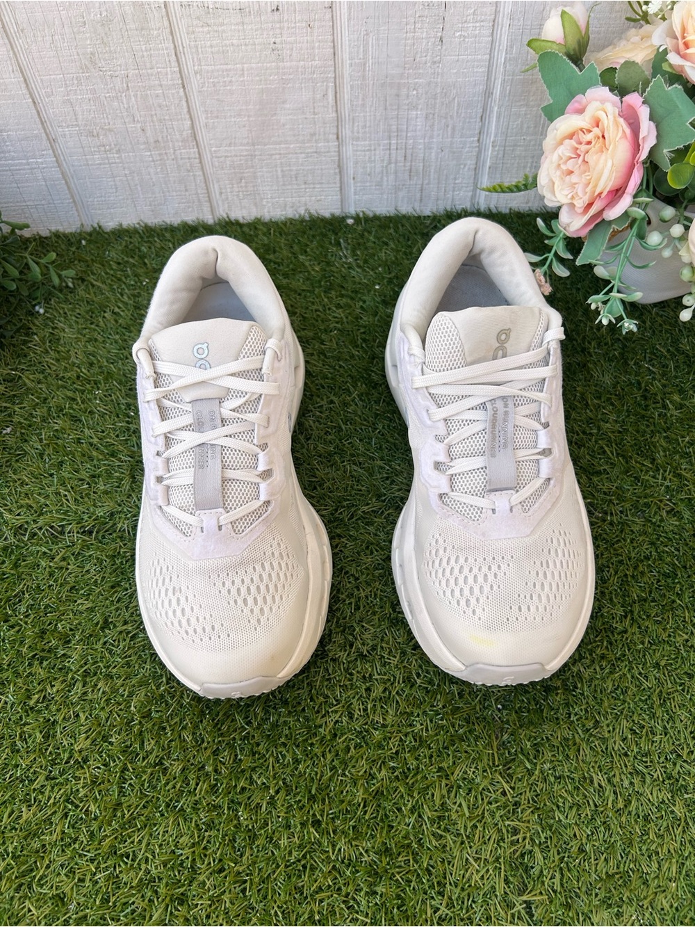 On Cloud Running Shoes -Frost | Glacier
Cloudrunner 3 women size 8 gently used - Picture 11 of 16